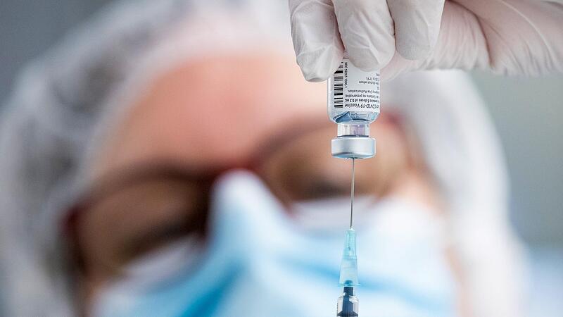 Nur bei gro&szlig;en Betrieben wie Brose oder  Bosch   haben in dieser Woche viele Bamberger ihre Erstimpfung bekommen. Haus&auml;rzte und das Impfzentrum werden schlecht mit Impfstoff versorgt.