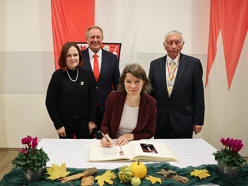 Bundestagsabgeordnete Emmi Zeulner darf sich – nach einem einstimmigen Beschluss des Gemeinderates – ins Goldene Buch der Gemeinde Untersteinach eintragen. Die stellvertretende Landrätin Christina Flauder, Bürgermeister Volker Schmiechen und Alt-Bürgermeister Heinz Burges freuten sich.