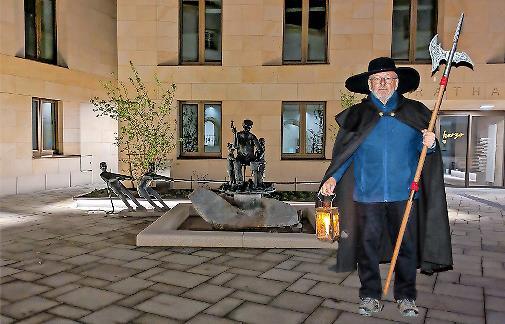Gästeführer Dieter Hagen zieht bei der Stadtführung durch das nächtliche Herzogenaurach. Gästeführer Dieter Hagen zieht bei der Stadtführung durch das nächtliche Herzogenaurach.