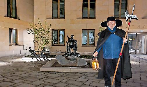 Gästeführer Dieter Hagen zieht bei der Stadtführung durch das nächtliche Herzogenaurach. Gästeführer Dieter Hagen zieht bei der Stadtführung durch das nächtliche Herzogenaurach.