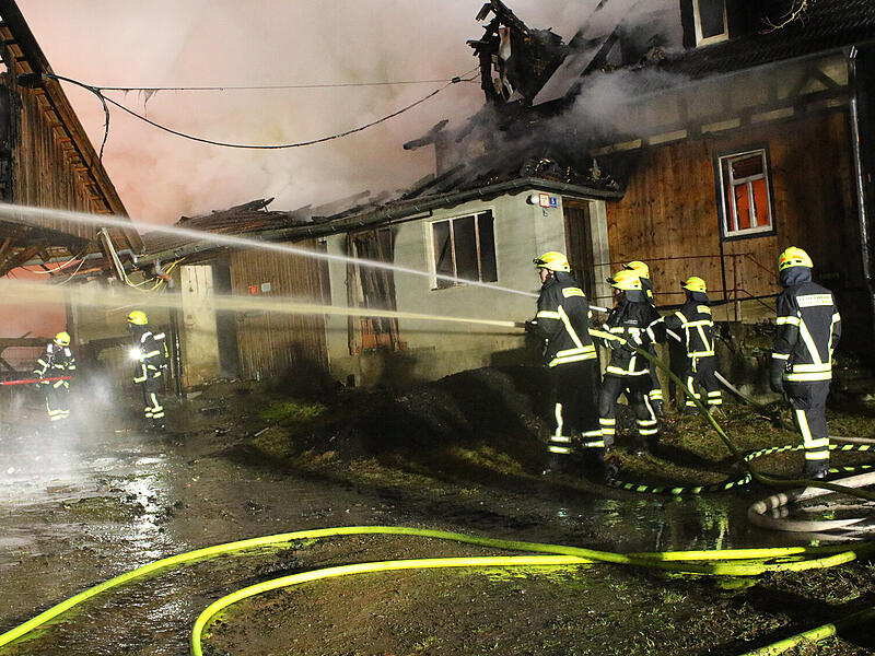 In Wohlbach (Ahorn) brannte in der Nacht ein Wohnanwesen nieder. Auch ein Nachbargeb&auml;ude war betroffen. Ein weiteres &Uuml;bergreifen der Flammen wurde verhindert.