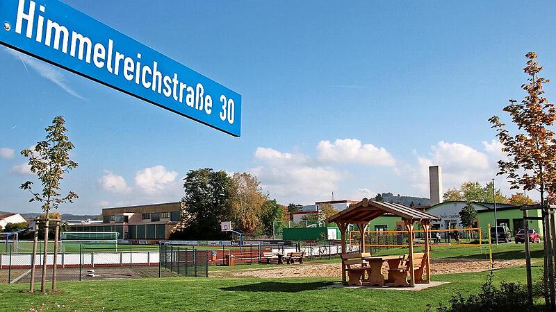 Das angestrebte Nahw&auml;rme-Heizkraftwerk in Ebensfeld soll Schule und Kindergarten (im Bildhintergrund) versorgen und m&ouml;glicherweise Privath&auml;user in der Himmelreichstra&szlig;e, wenn die Anwohner das w&uuml;nschen.