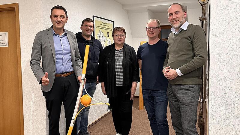 Von links Bürgermeister Jörg Neubauer, Fraktionsvorsitzender CSU Alexander Bauer, Fraktionsvorsitzende SPD Ruth Tölg, Fraktionsvorsitzender FW Christian Spindler, Daniel Schoeb von Reuther NetConsulting. Von links Bürgermeister Jörg Neubauer, Fraktionsvorsitzender CSU Alexander Bauer, Fraktionsvorsitzende SPD Ruth Tölg, Fraktionsvorsitzender FW Christian Spindler, Daniel Schoeb von Reuther NetConsulting.