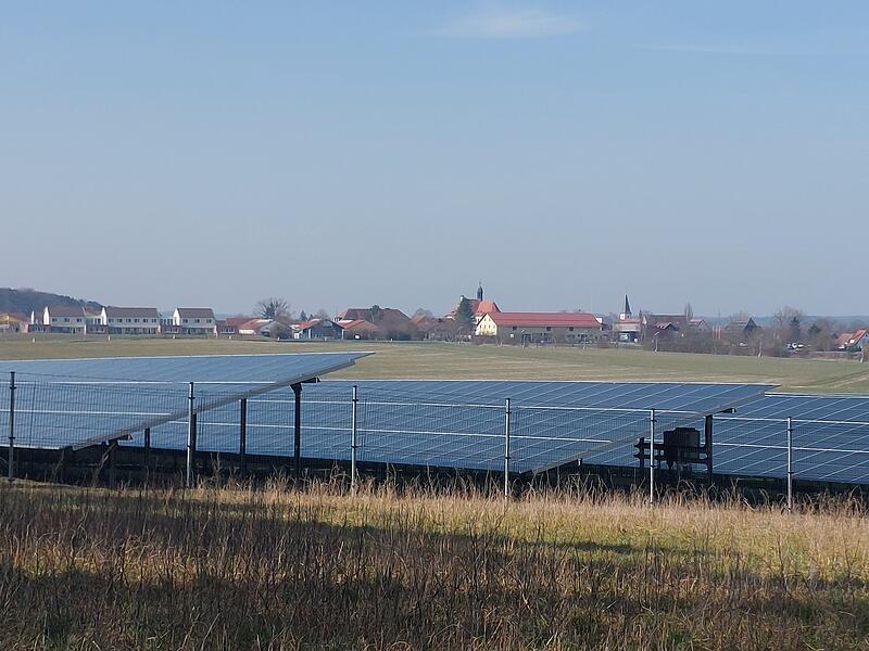 Ob denn gerade solche Installationen wie die Freifl&auml;chen-PV des Gewerbegebietes perfekt f&uuml;r Gremsdorf pass, d&uuml;rften die Ergebnisse der professionellen Pr&uuml;fungen zeigen.