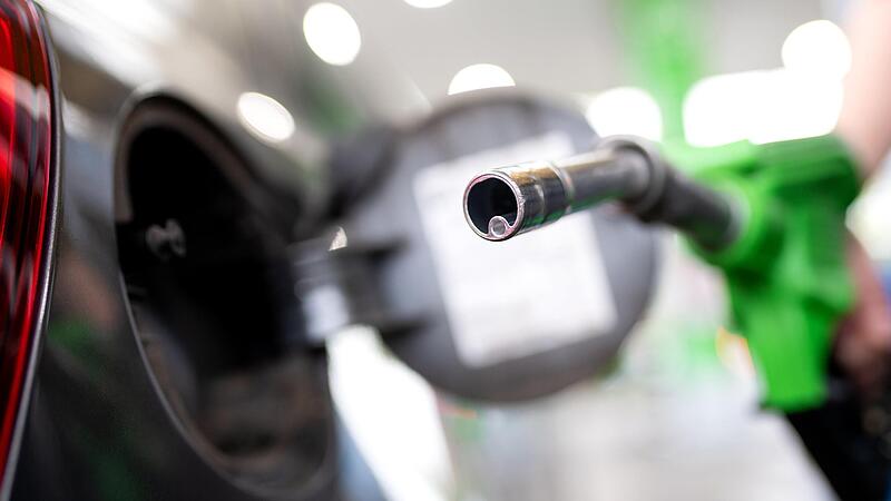 Viele haben den Eindruck, die Spritpreisbremse des Bundes sei wirkungslos verpufft. Forscher der Universit&auml;t Erlangen-N&uuml;rnberg haben nun das Gegenteil herausgefunden.