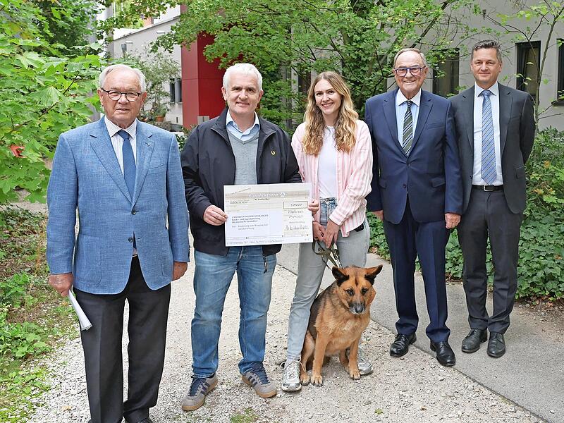 Bei der Spendenübergabe (von links): Wilhelm Polster (Stiftungsvorstand der Manfred-Roth-Stiftung), Oliver Kratz (kommissarischer Leiter der Kinderpsychiatrie), Sarah Bertelshofer (Lesko-Projektleiterin) mit Hündin Luna, Klaus Teichmann (Stiftungs...
