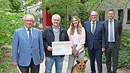 Bei der Spendenübergabe (von links): Wilhelm Polster (Stiftungsvorstand der Manfred-Roth-Stiftung), Oliver Kratz (kommissarischer Leiter der Kinderpsychiatrie), Sarah Bertelshofer (Lesko-Projektleiterin) mit Hündin Luna, Klaus Teichmann (Stiftungs...