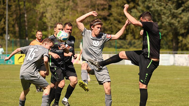 Andre Weschta vom Rangersten Stockheim II/Burggrub (schw.) schl&auml;gt den Ball vor dem Teuschnitzer Justin Schindhelm weg.