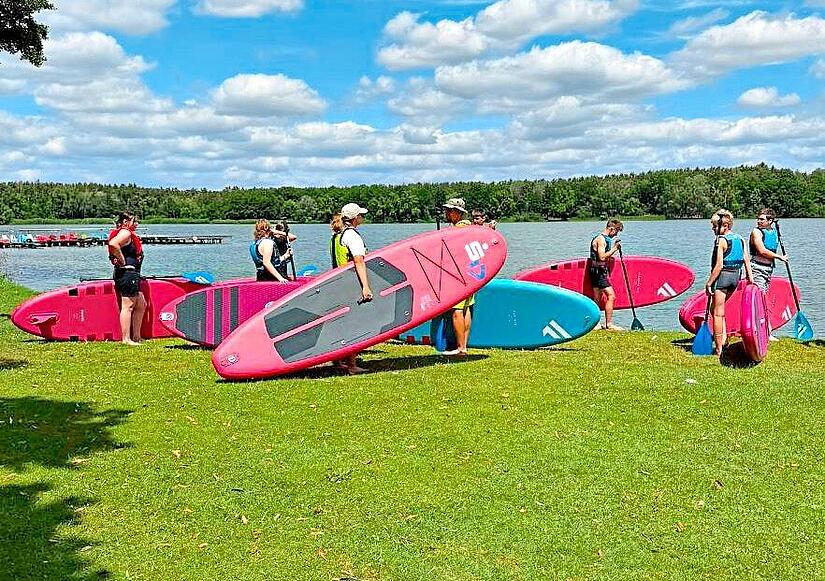 Schüler der Realschule probieren sich am Dechsendorfer Weiher im Stand-up-Paddling. Pure Water Schüler der Realschule probieren sich am Dechsendorfer Weiher im Stand-up-Paddling. Pure Water