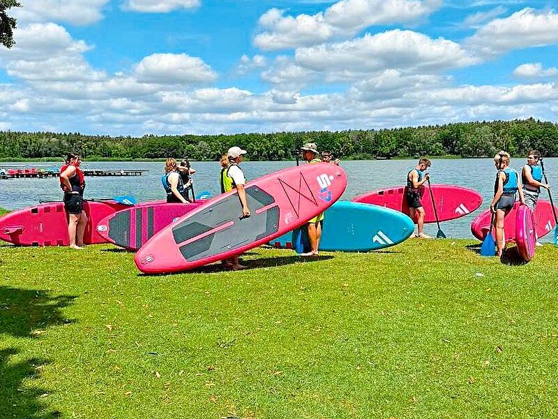 Sch&uuml;ler der Realschule probieren sich am Dechsendorfer Weiher im Stand-up-Paddling. Pure Water