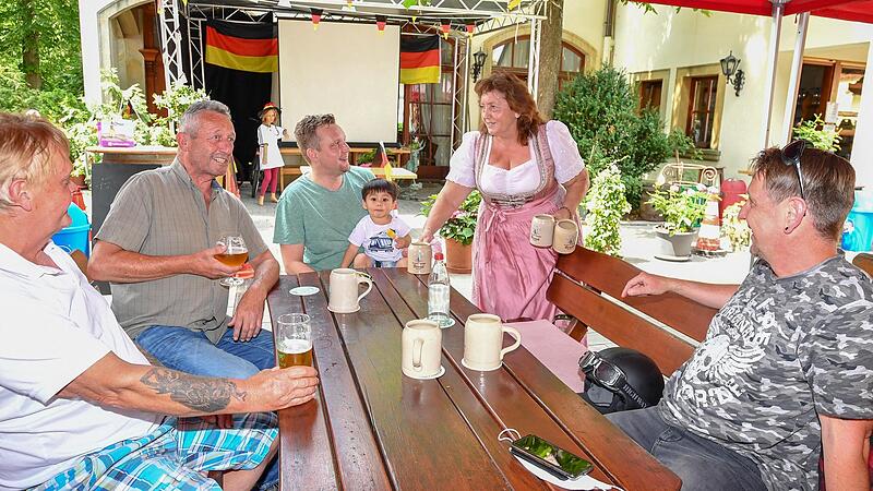 Ein Hirschaider Urgestein: Hilde Kraus bemuttert ihre G&auml;ste in der Traditionswirtschaft. Auch hier gibt's einen sch&ouml;nen Biergarten.