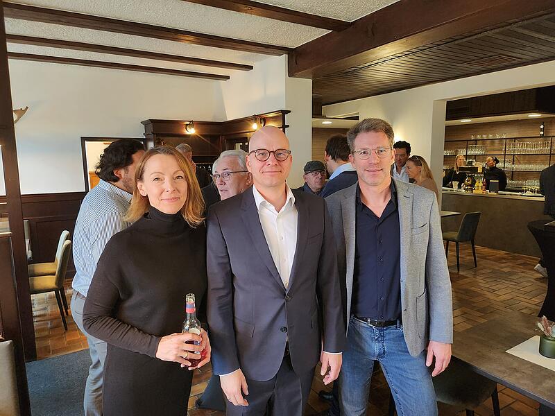 Unter den G&auml;sten: Yvonne Vogel und Ehemann Dirk Vogel (OB) und Johannes Schmitt (B&auml;ckerei Schmitt, von links).