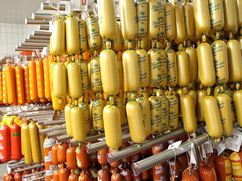 Im K&uuml;hlraum h&auml;ngen die fertigen Wurstwaren der Landmetzgerei Kleinhenz in Unterleichtersbach.