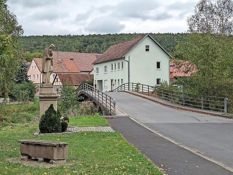Die Idylle trügt etwas. Die Brücke hat Sanierungsbedarf. 2025 sollte es soweit sein, doch es kommt anders.