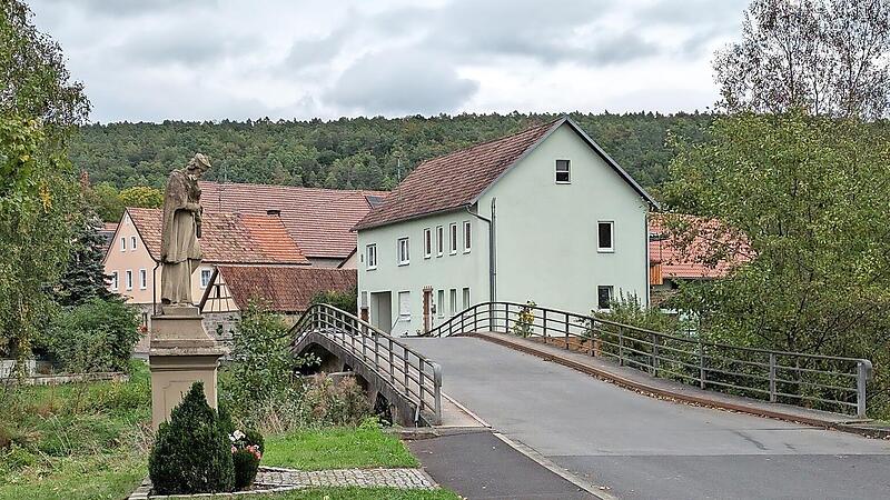 Die Idylle trügt etwas. Die Brücke hat Sanierungsbedarf. 2025 sollte es soweit sein, doch es kommt anders.
