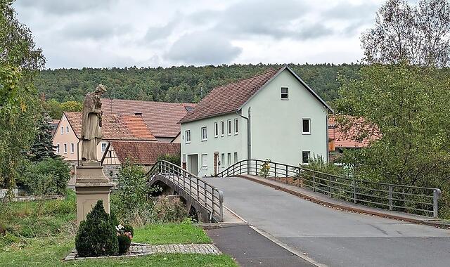 Die Idylle trügt etwas. Die Brücke hat Sanierungsbedarf. 2025 sollte es soweit sein, doch es kommt anders.