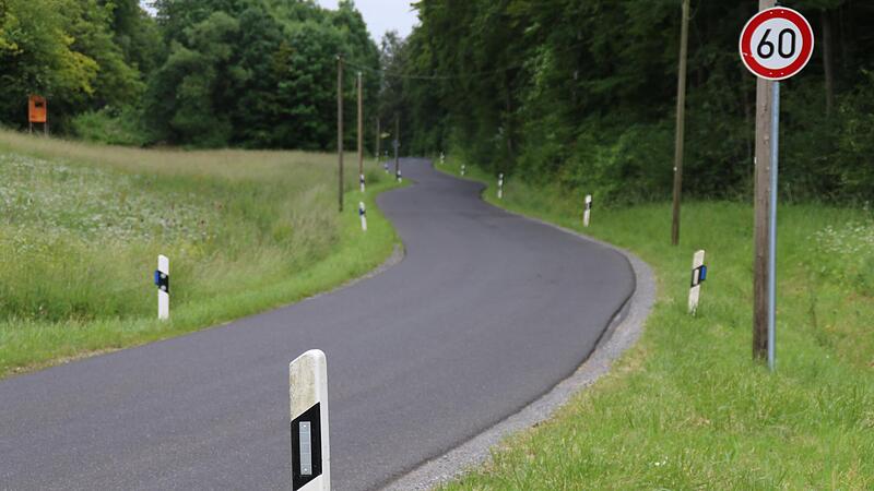 Für die Ortsverbindungsstraße „Rüder“ (Wirmsthaler Berg zur Kreis-Abfalldeponie) hat der Gemeinderat Euerdorf eine Bankettsanierung für rund 200.000 Euro beschlossen.