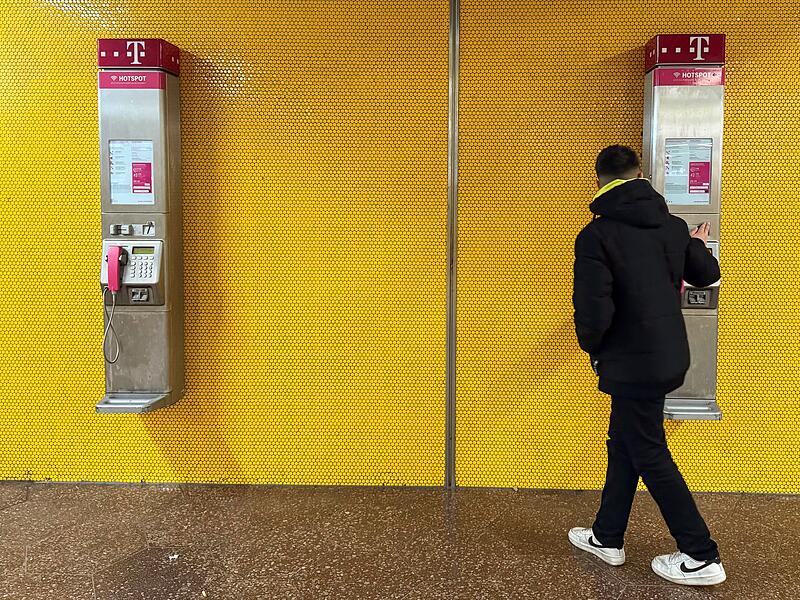 Zwei abgeschaltete &ouml;ffentliche Telefone