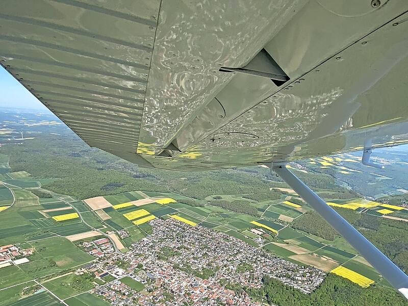 Mit dem Blick aus dem Flugzeug der Luftrettungsstaffel Bayern sollen Br&auml;nde schneller entdeckt werden.