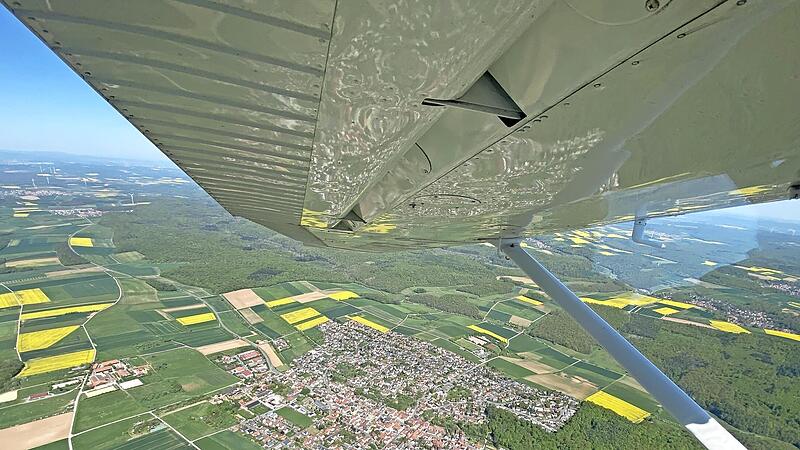 Mit dem Blick aus dem Flugzeug der Luftrettungsstaffel Bayern sollen Br&auml;nde schneller entdeckt werden.