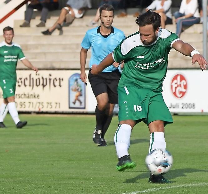 „Feuer frei“! Ob mit Rechts oder Links – Lukas Mosert schießt beidfüßig aus allen Rohren. Am Samstag will er seinem SV Friesen gegen seine Ex-Kollegen beim FC Coburg gewinnen.