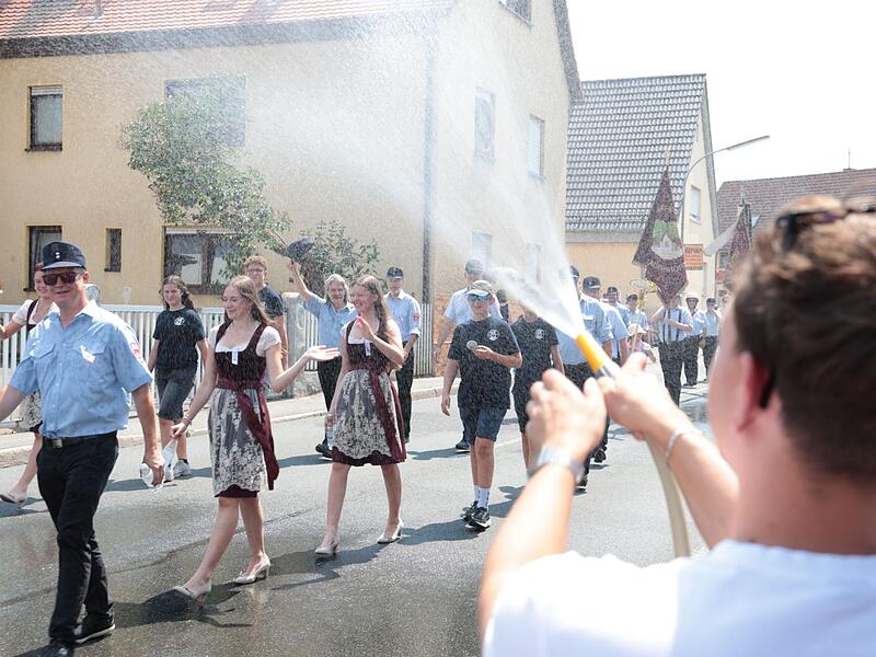 Bei der Hitze sorgen Helfer f&uuml;r Abk&uuml;hlung in Burk.