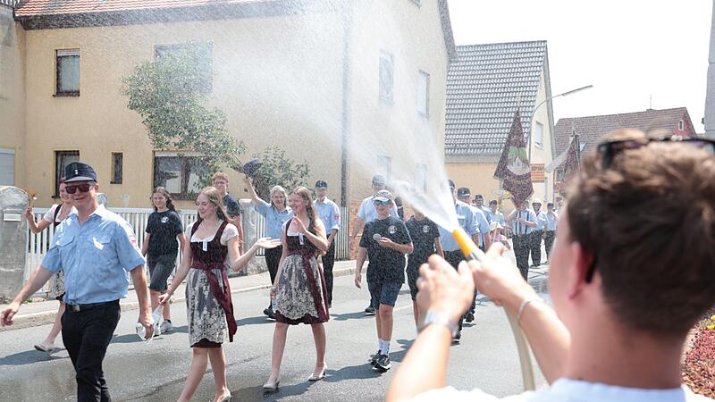 Bei der Hitze sorgen Helfer f&uuml;r Abk&uuml;hlung in Burk.