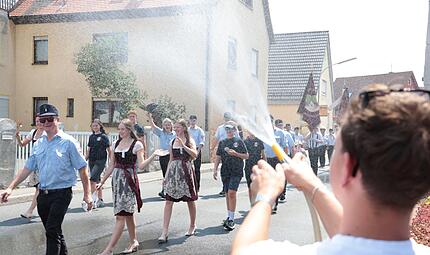 Bei der Hitze sorgen Helfer f&uuml;r Abk&uuml;hlung in Burk.