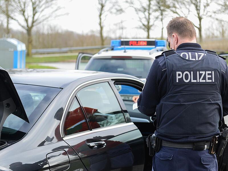 BMW-Raser rauscht mit illegalem Blaulicht &uuml;ber A73 &ndash; Polizei stoppt Auto
