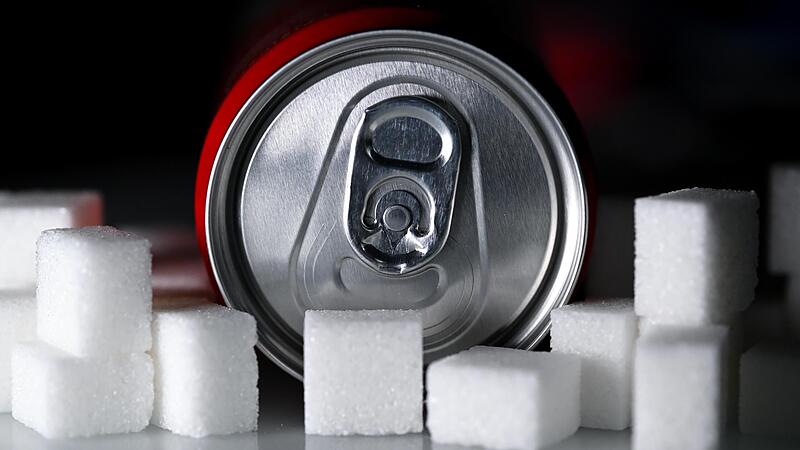 Die Bundesregierung will zwei Fliegen mit einer Klappe schlagen: Geld f&uuml;r den Haushalt mobilisieren und  Kosten f&uuml;rs Gesundheitssystem senken. M&ouml;glich machen soll diesen Doppelwumms eine Steuer auf zuckerges&uuml;&szlig;te Getr&auml;nke.