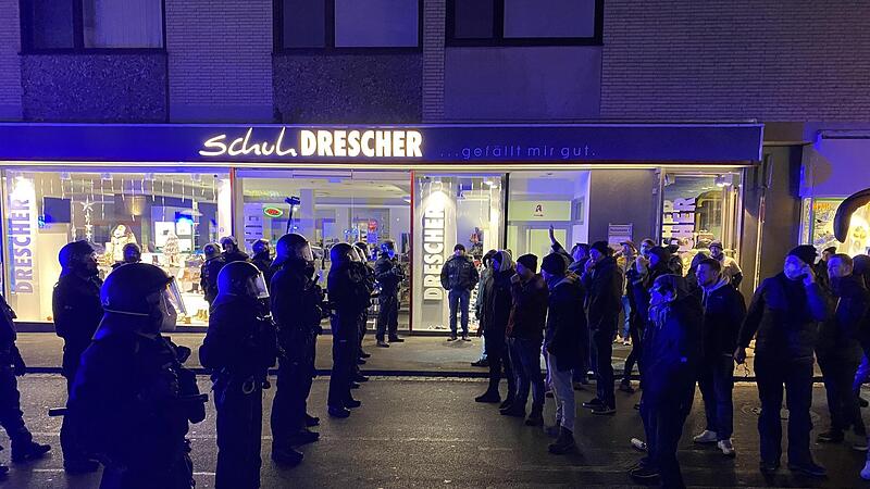 In Schweinfurt kam es am Sonntagabend zu teils gewaltt&auml;tigen Auseinandersetzungen zwischen Corona-Demonstranten und der Polizei.