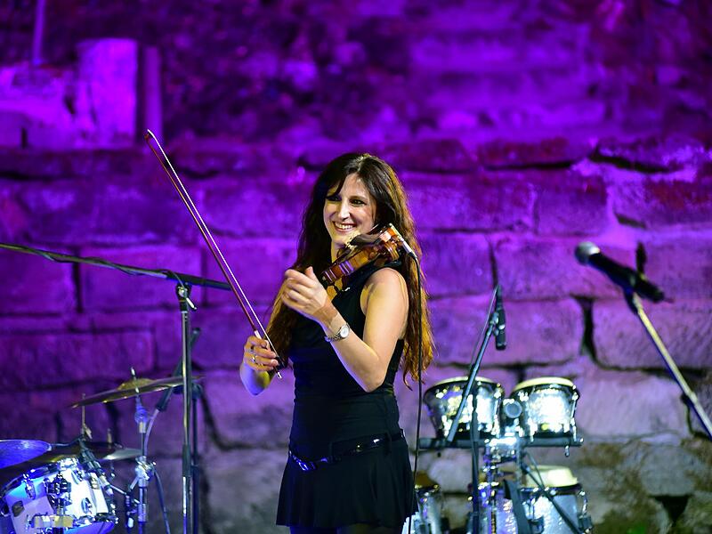 Ungewohnte Popklänge auf der Geige: Monika Romanovska aus Prag musizierte auf der Naturbühne.