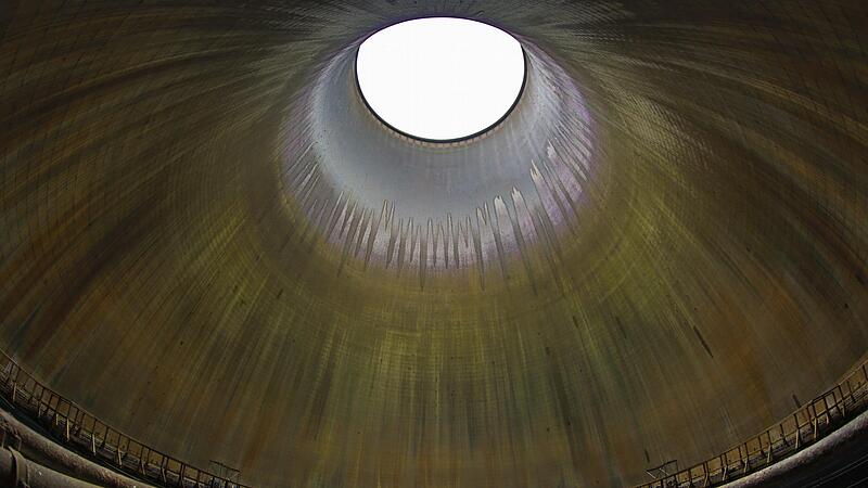 Es ist eine Kathedrale des Atomzeitalters: Im Inneren werden die gewaltigen Dimensionen der Kühltürme sichtbar. 143 Meter hoch, 104 Meter Durchmesser