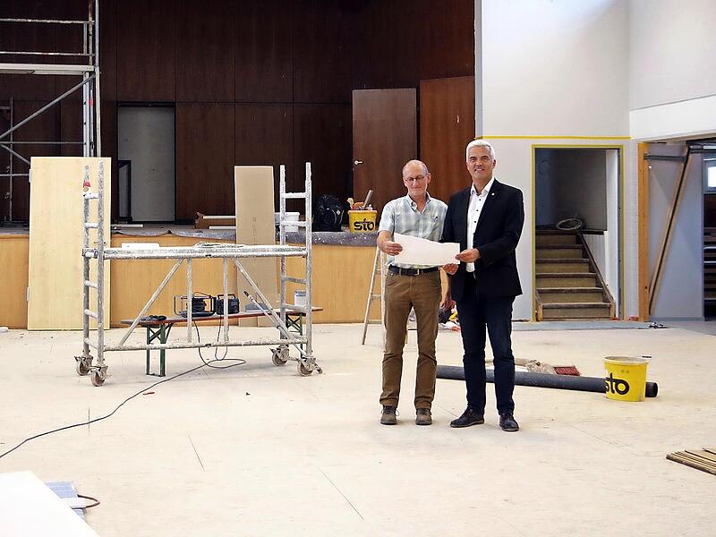 Bei einem Ortstermin verschafften sich Bürgermeister Timo Ehrhardt und Bauhofleiter Claus Lindig einen Eindruck von der sich aktuell auf der Zielgeraden befindlichen Erweiterung und Sanierung der Hermann-Söllner-Halle.