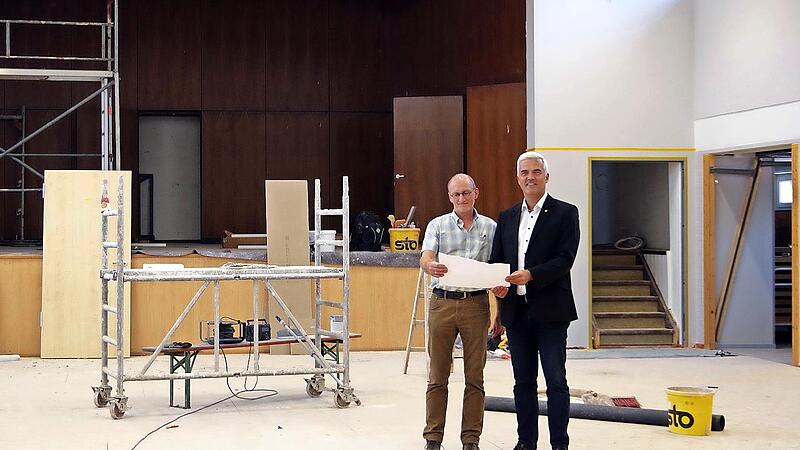 Bei einem Ortstermin verschafften sich Bürgermeister Timo Ehrhardt und Bauhofleiter Claus Lindig einen Eindruck von der sich aktuell auf der Zielgeraden befindlichen Erweiterung und Sanierung der Hermann-Söllner-Halle.