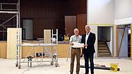 Bei einem Ortstermin verschafften sich Bürgermeister Timo Ehrhardt und Bauhofleiter Claus Lindig einen Eindruck von der sich aktuell auf der Zielgeraden befindlichen Erweiterung und Sanierung der Hermann-Söllner-Halle.