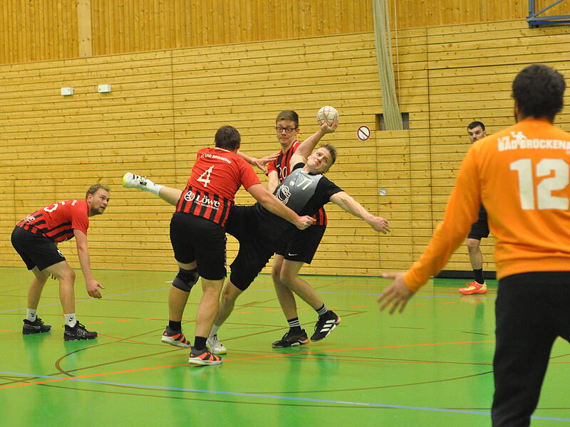 TSV-Kreisläufer Max Weber setzt sich gegen zwei Bad Brückenauer durch. Mit 12 Treffern war er erfolgreichster TSV-Torschütze.