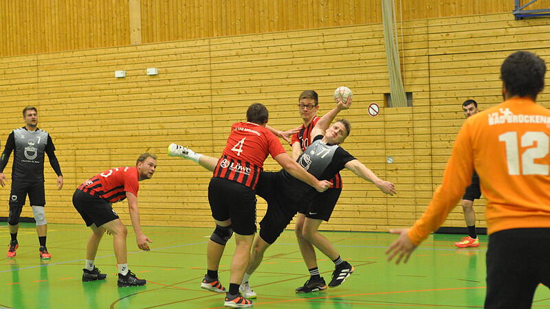 TSV-Kreisläufer Max Weber setzt sich gegen zwei Bad Brückenauer durch. Mit 12 Treffern war er erfolgreichster TSV-Torschütze.