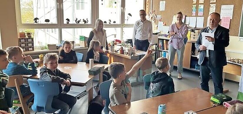Beim gemeinsamen Klassenfr&uuml;hst&uuml;ck &uuml;bernahm Landrat Thomas Bold kurzzeitig den Unterricht.