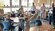 Beim gemeinsamen Klassenfr&uuml;hst&uuml;ck &uuml;bernahm Landrat Thomas Bold kurzzeitig den Unterricht.
