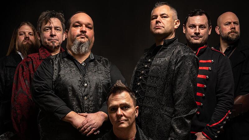 Sie erz&auml;hlen von Elfen, Rittern, Drachen und Klabauterm&auml;nnern: Corvidae mit S&auml;nger Dr. O (vorne Mitte) wollen Kronach rocken.