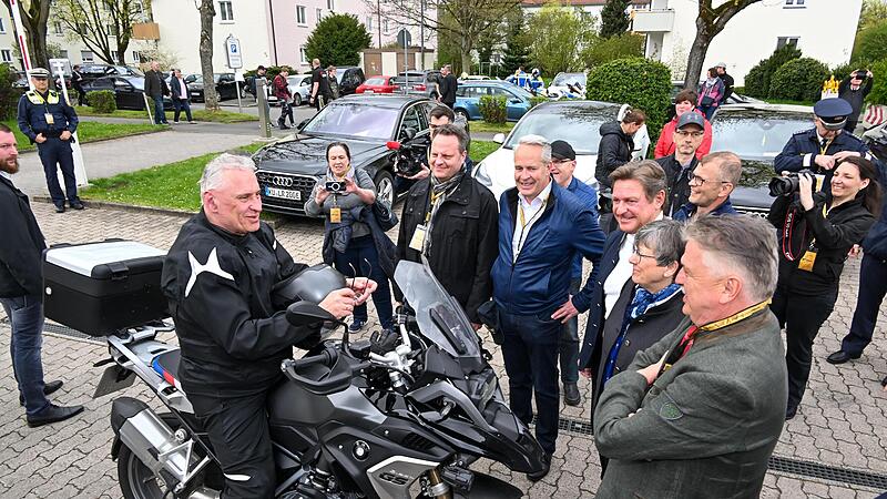 Herzlicher Empfang für Innenminister Joachim Herrmann, der mit dem Motorrad von Erlangen aus nach Kulmbach gefahren ist.