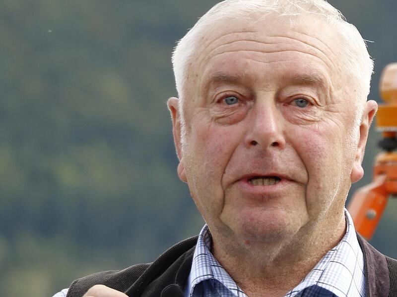Bei der Grundsteinlegung berichtete Fritz Rösch von der zweijährigen Vorgeschichte zum Bau einer neuen Weg-Kapelle am Ortsrand von Poppenholz.