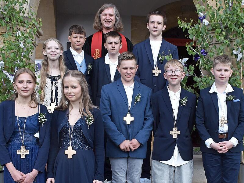 Die Konfirmanden mit Pfarrer Daniel Steffen Schwarz nach dem Festgottesdienst vor der St. &Auml;gidius-Kirche.