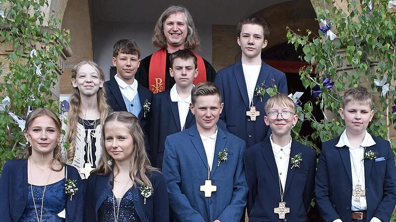 Die Konfirmanden mit Pfarrer Daniel Steffen Schwarz nach dem Festgottesdienst vor der St. Ägidius-Kirche. Die Konfirmanden mit Pfarrer Daniel Steffen Schwarz nach dem Festgottesdienst vor der St. Ägidius-Kirche.
