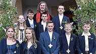 Die Konfirmanden mit Pfarrer Daniel Steffen Schwarz nach dem Festgottesdienst vor der St. Ägidius-Kirche. Die Konfirmanden mit Pfarrer Daniel Steffen Schwarz nach dem Festgottesdienst vor der St. Ägidius-Kirche.