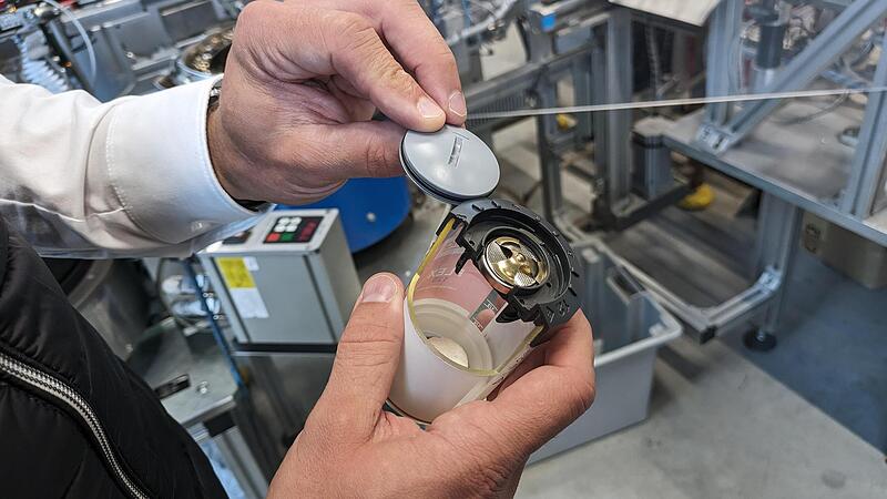 Einblick in eine Kartusche: &Uuml;ber die Batterie wird eine elektrochemische Reaktion ausgel&ouml;st, ein Kolben dr&uuml;ckt dann den Schmierstoff nach unten.