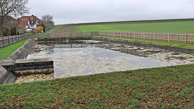 Am L&ouml;schweiher in Happertshausen k&ouml;nnte ein Dorfstrand entstehen.