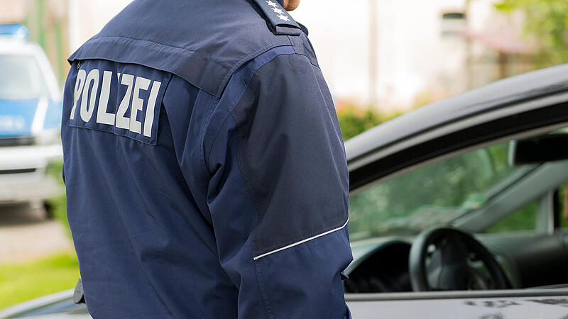 Bei einer Polizeikontrolle stellten Beamte fest, dass ein junger Autofahrer bekifft und ohne Führerschein unterwegs war. Polizeikontrolle, Kontrolle