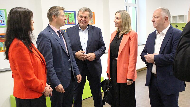 Vom Bad Kissinger Schulamt Birgit Herr&eacute; (v.l.), B&uuml;rgermeister Matthias Hauke, Franz-Josef Sauer (B&uuml;rgermeister Arnstein), Kultusministerin Anna Stolz und Landrat Thomas Bold im Gespr&auml;ch in Zeitlofs.